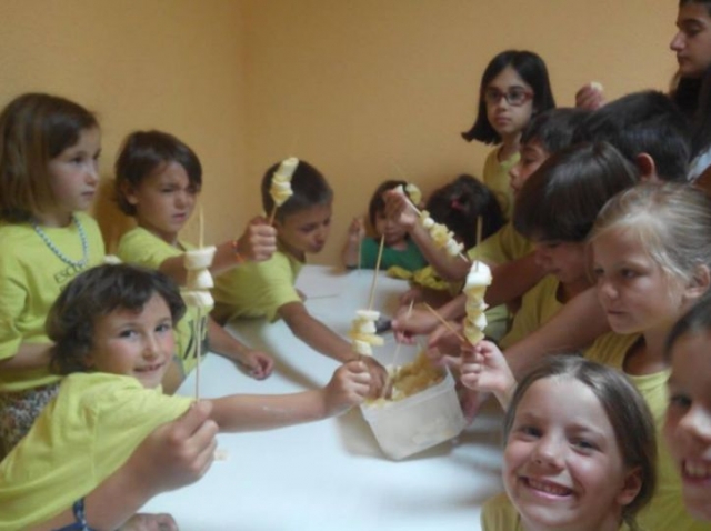 creando brochetas de alimentos